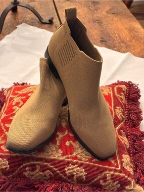 VIVAIA Pull-on Booties Tan Knit Chelsea Ankle Size 40 / US 9.5